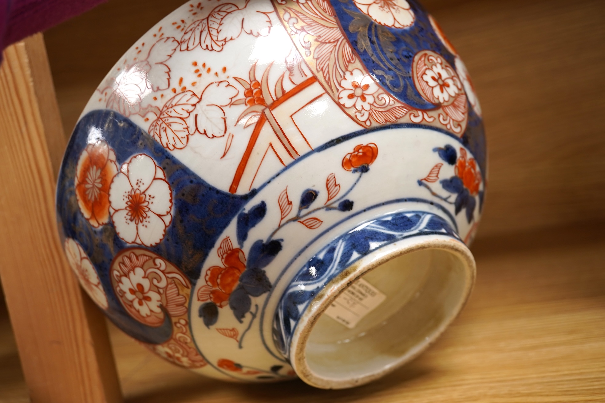 An 18th century Japanese Arita Imari bowl, 23.5cm diameter